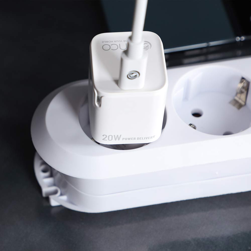 anco_charger_20W_lifestyle anco charger 20W lifestyle anco® mini 20W USB-C Power Delivery - Schnellladegerät 20W Ladegerät,schnellladegerät Besonders kleines USB-C Power Delivery Schnellladegerät mit 20 Watt. Kompatibel mit USB-C PD 3.0, Quick Charge 3.0, AFC, SFCP und FCP. Output: 5V/3A, 9V/2.22A, 12V/1,66A