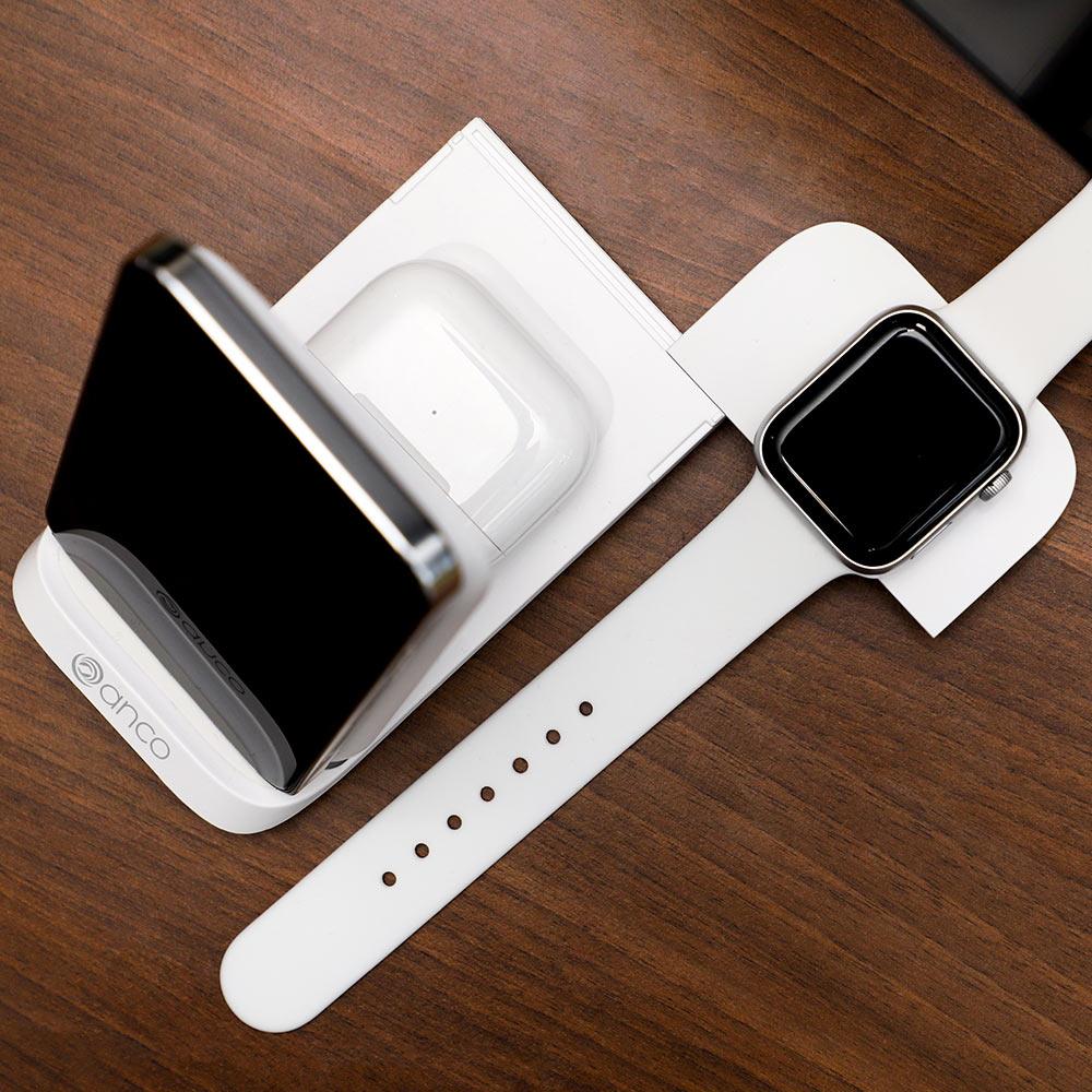 anco_3in1_mobile_wireless_desk_charger_Livestyle_top anco® 3in1 Mobile Wireless Desk Charger von oben mit Geräten