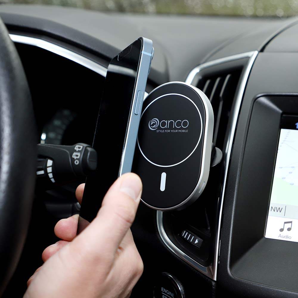 anco_MagneticCarCharger_Lifestyle anco® Magnetic Wireless Charging Car Holder