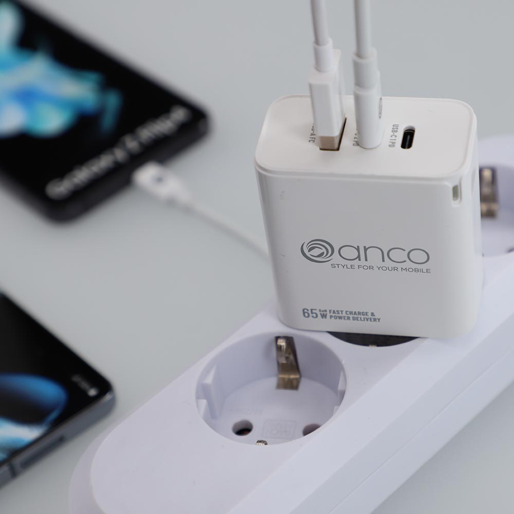 anco_charger_65w_white_lifestyle_steckdose anco charger 65w white lifestyle steckdose anco® 65W USB-C Netzteil / 2 x USB-C Power Delivery / 1 x USB-A FastCharge / Dreifach - Schnellladegerät 65W USB-C Netzteil,schnellladegerät Kleines USB-A / 2xUSB-C Power Delivery GaN Triple-Schnellladegerät mit 65 Watt. Kompatibel mit USB-C PD 3.0, Quick Charge 3.0, AFC, SFCP und FCP. Output: USB-A: 5V/3A, 5V/4.5A, 9V/3A, 12V/3A USB-C: jeweils 5V/3A, 9V/3A, 15V/2A, 20V/3.25A