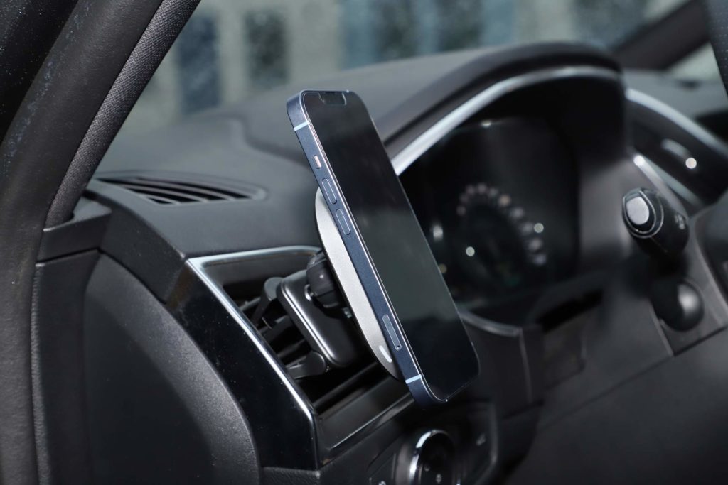 anco® Blog - News für Displayschutz, Lade- und Datentechnik & Gadgets 5 anco MagneticCarCharger Lifestyle3