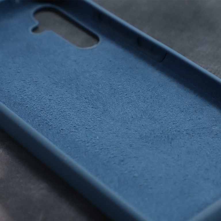 Innen mit Microfaser, damit dein Smartphone keine Kratzer bekommt