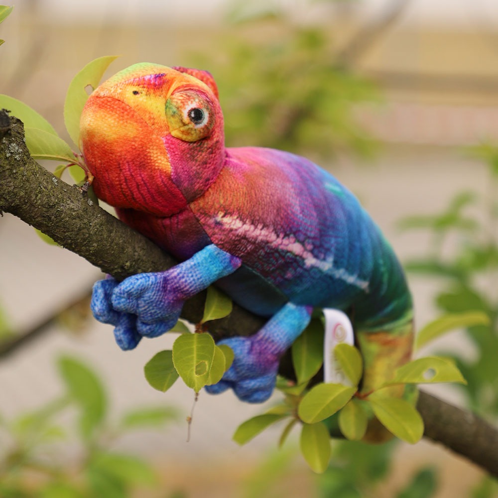 Das Chamäleon Ulf als Kuscheltier im Baum