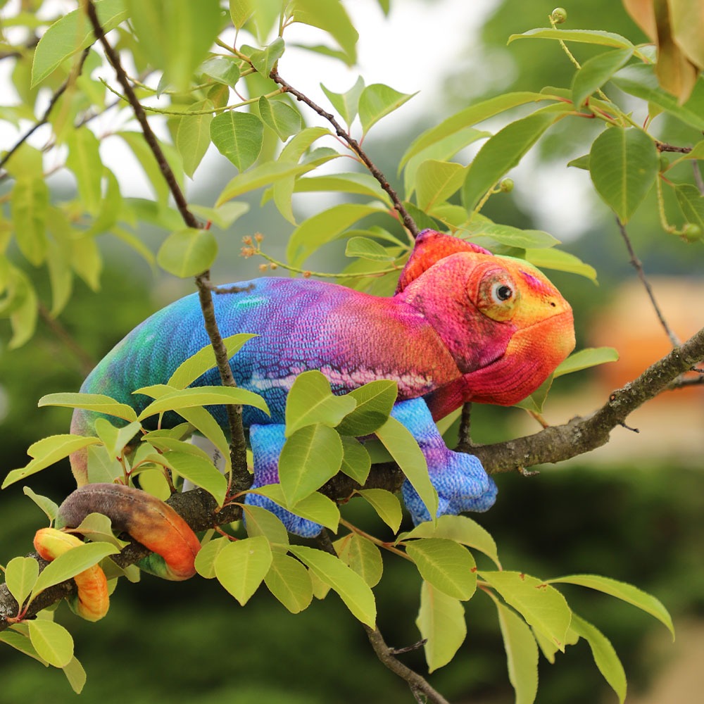 Das Chamäleon Ulf als Kuscheltier im Baum