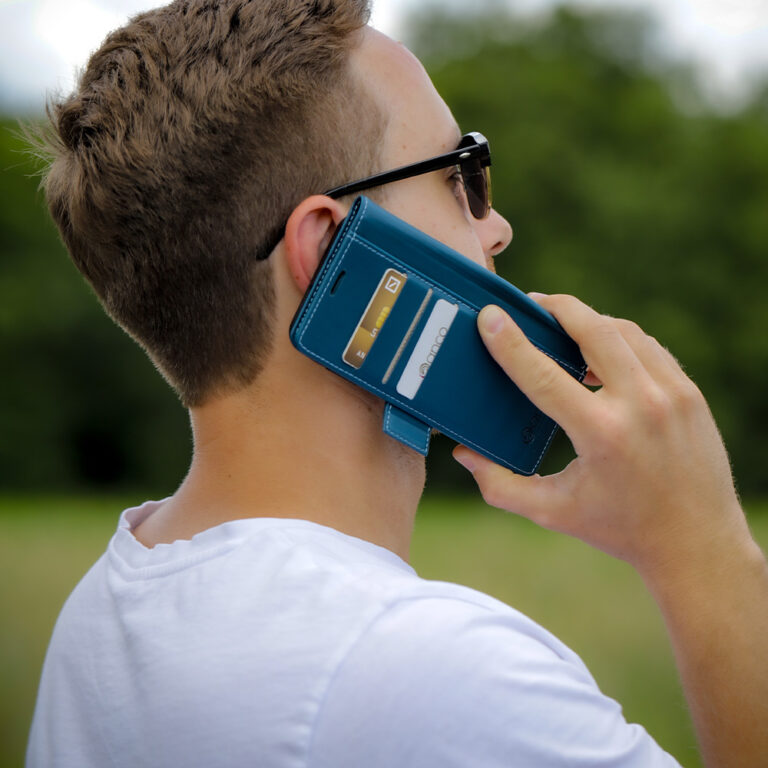 anco® Bookcase Miami - beim Telefonieren