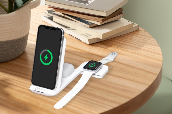 anco® 3in1 Wireless Charger auf einem Tisch im Wohnzimmer