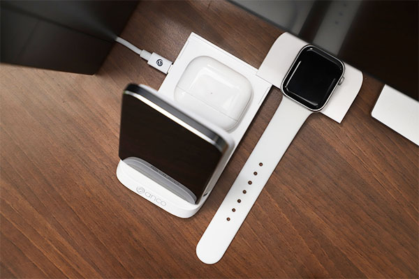 anco® 3in1 Mobile Wireless Desk Charger auf dem Schreibtisch