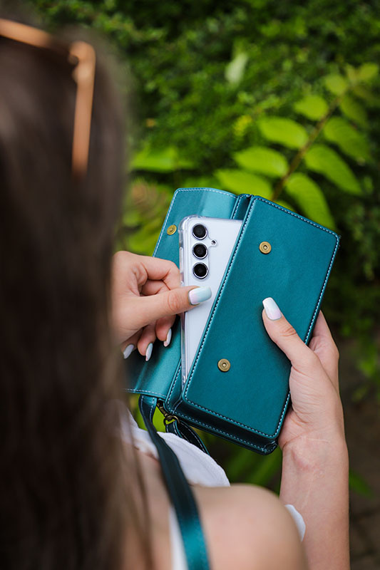 Smartphone wird aus anco® Handybag Paris gezogen