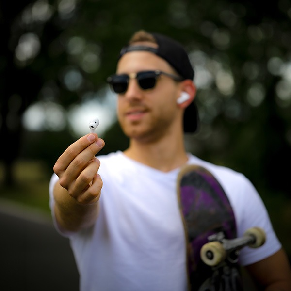 einzelner anco® Bud in der Hand von einem Skater