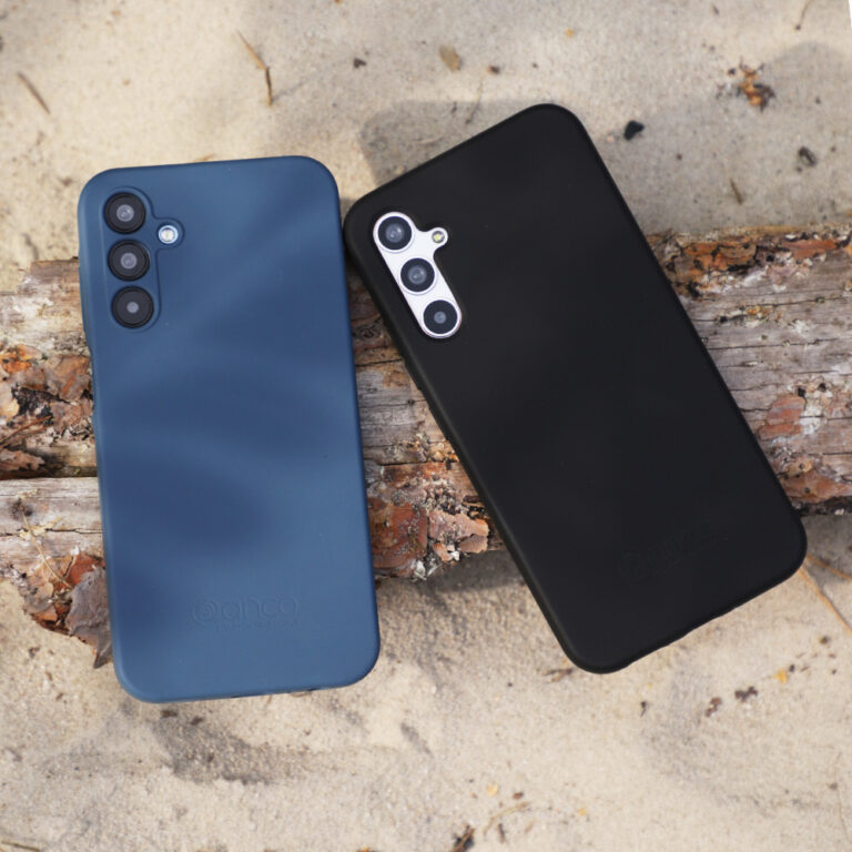 anco® Liquid Silicone Case Lifestyle am Strand