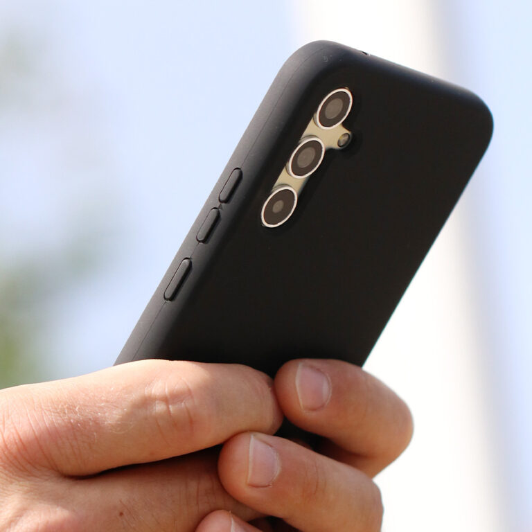 anco® Liquid Silicone Case in der Hand