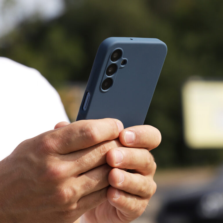 anco® Liquid Silicone Case in der Hand