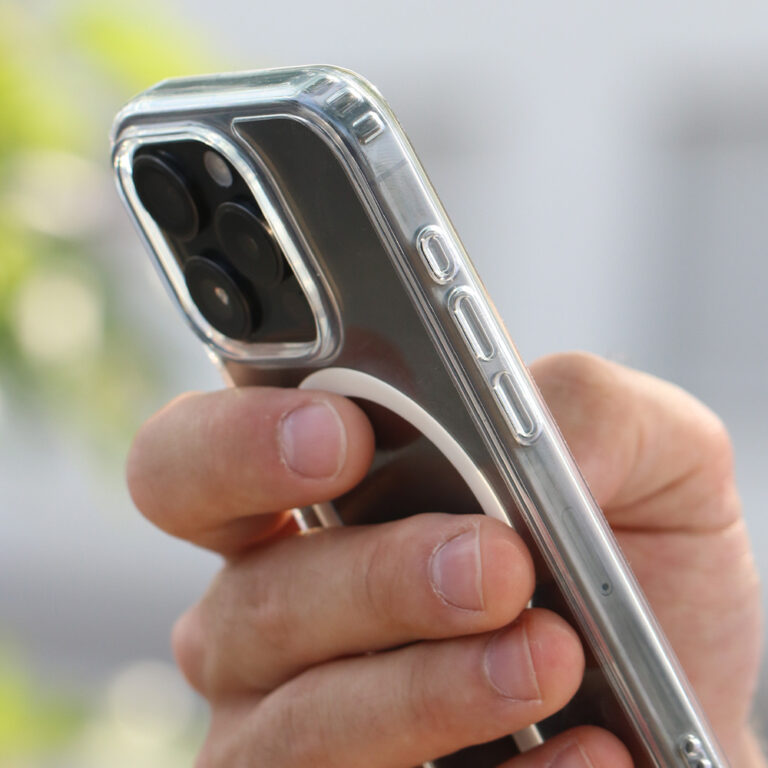 anco® Magnetic Case in der Hand beim Tippen