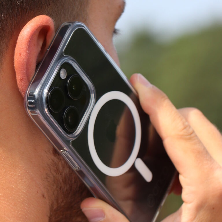 anco® Magnetic Case am Ohr von einem Mann