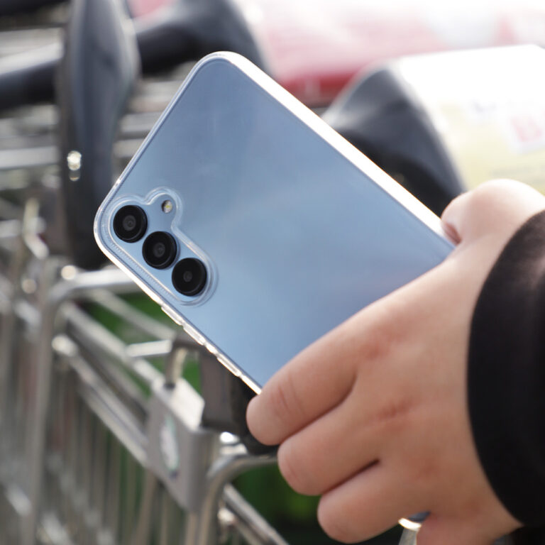 anco® Super Slim Case in der Hand