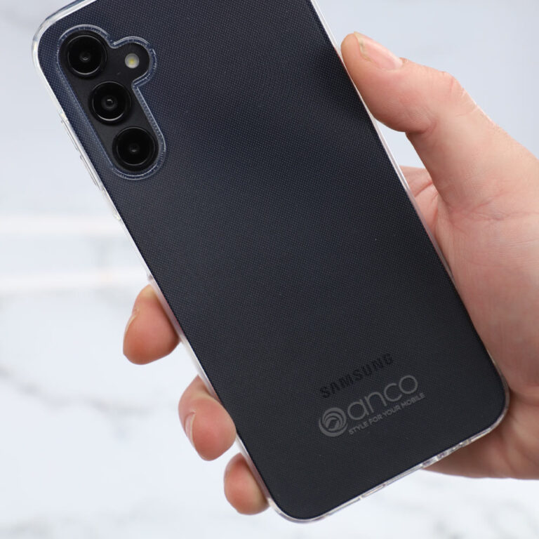anco® Super Slim Case in der Hand mit Samsung Gerät