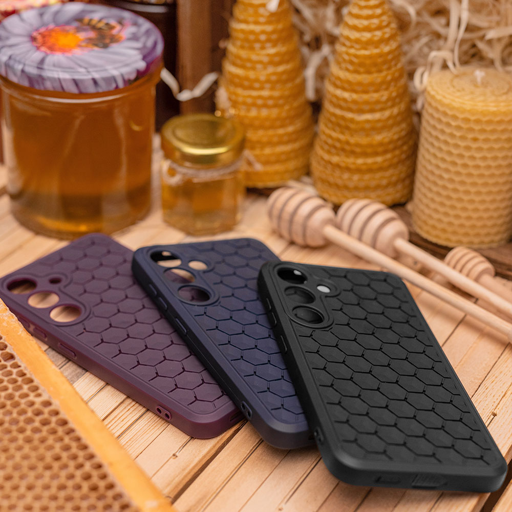 anco_Honeycomb_Case_alleFarben Drei anco® Honeycomb Cases neben einer Honigwabe und einem Honigglas