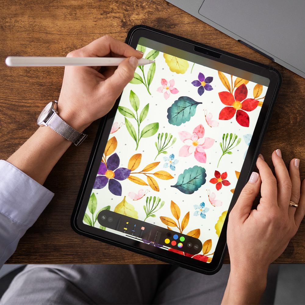 PaperTouch_Lifestyle Tablet von oben, Frau hält einen Pencil in der Hand