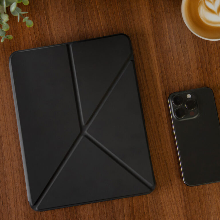 anco® Tablet Case Atlanta auf einem Tisch, daneben eine Smartphone