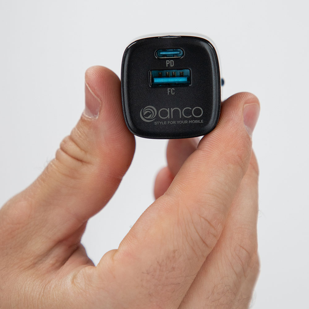 anco® mini 30W USB-C / USB-A Dual Schnellladegerät GaN schwarz in Hand gehalten