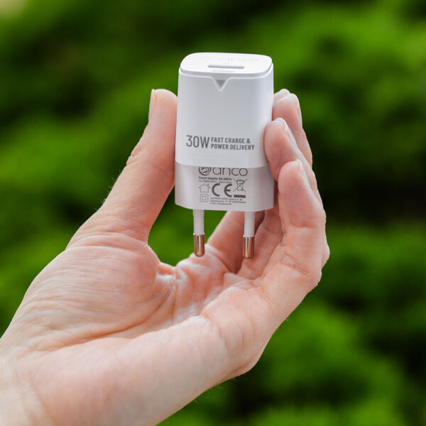 anco charger 30W Gen2 white in der Hand anco® mini Ladeset 30W USB-A Fast Charge / USB-C Power Delivery auf Lightning weiß Ladeset 30W Ladeset bestehend aus dem anco<sup>®</sup> mini USB-A Fast Charge / USB-C Power Delivery Dual Schnellladegerät mit 30 Watt und passendem USB-C auf Lightning - Kabel in weiß.