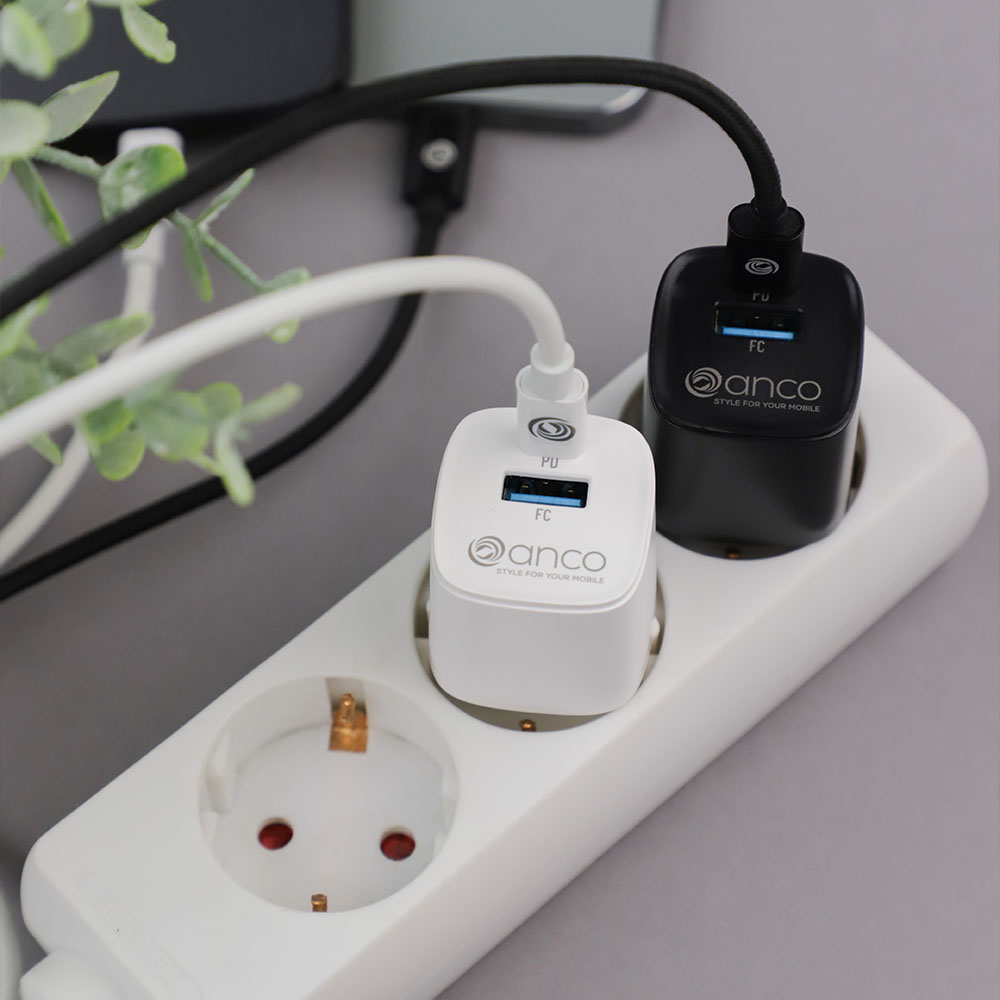 anco® mini 30W USB-C / USB-A Dual Schnellladegerät GaN je einer schwarz und weiß in Steckdoseleiste