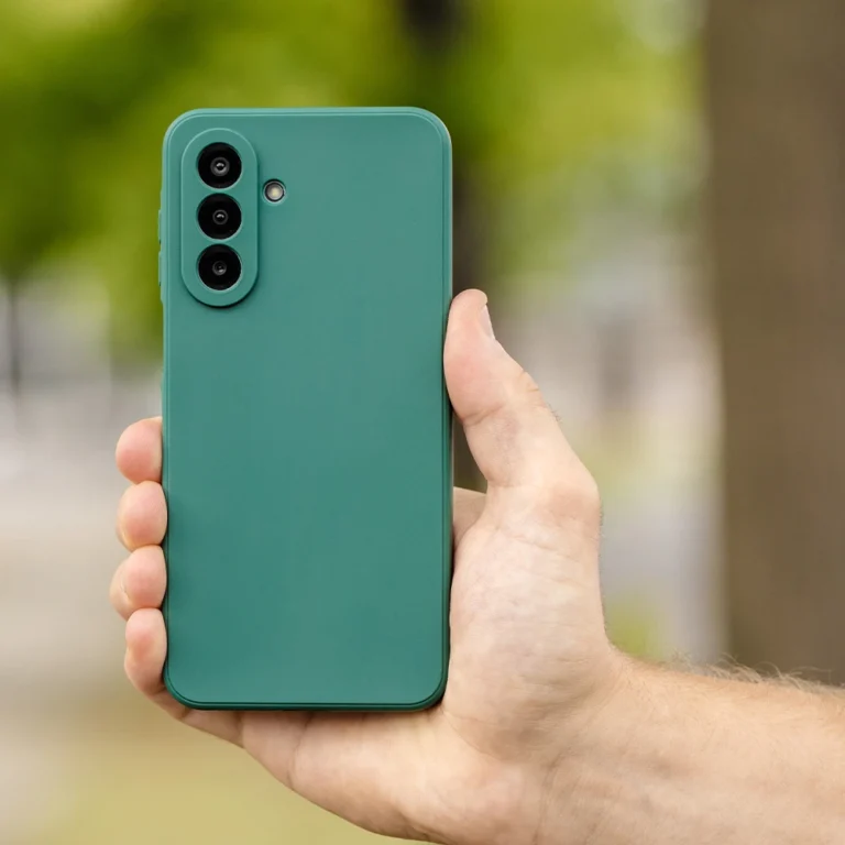 anco® TPU Case in grün in der Hand