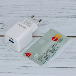 anco® GaN 45W Wall Charger USB-C USB-A - Größenvergleich mit einer Kreditkarte