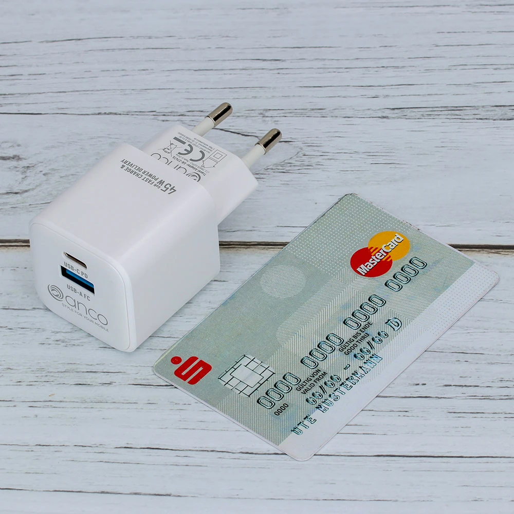 anco_45W_Charger_weiss_groessenvergleich anco® GaN 45W Wall Charger USB-C USB-A - Größenvergleich mit einer Kreditkarte