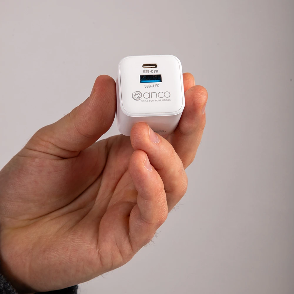 anco_45W_Charger_weiss_hand_vorne anco® GaN 45W Wall Charger USB-C USB-A - weiß in der Hand