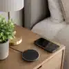 anco® Wireless Charger auf dem Nachttisch neben dem Bett
